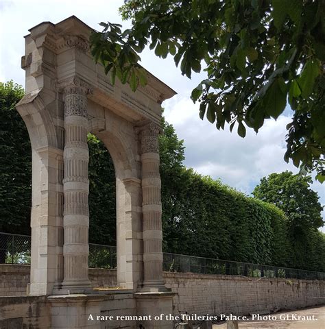 Arch from the Tuileries Palace » Paris audio guide app » VoiceMap