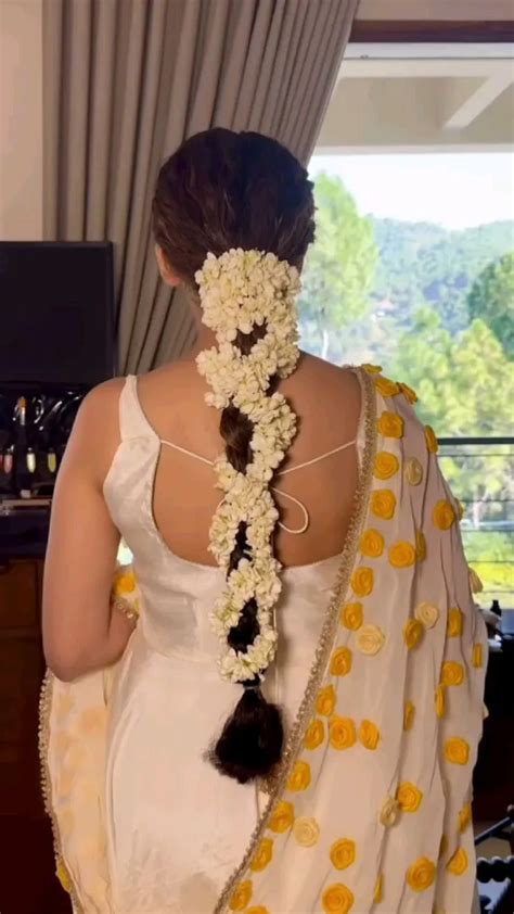 10 Latest Gajra Hairstyles For Every Bride