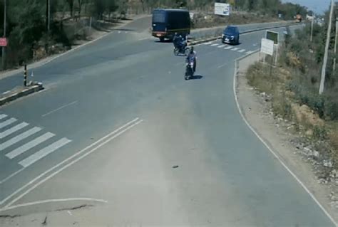 VIDEO: फिल्मी स्टाइल में स्कॉर्पियो ने मारी टक्कर, बाइक सवार दादा-पोते ...