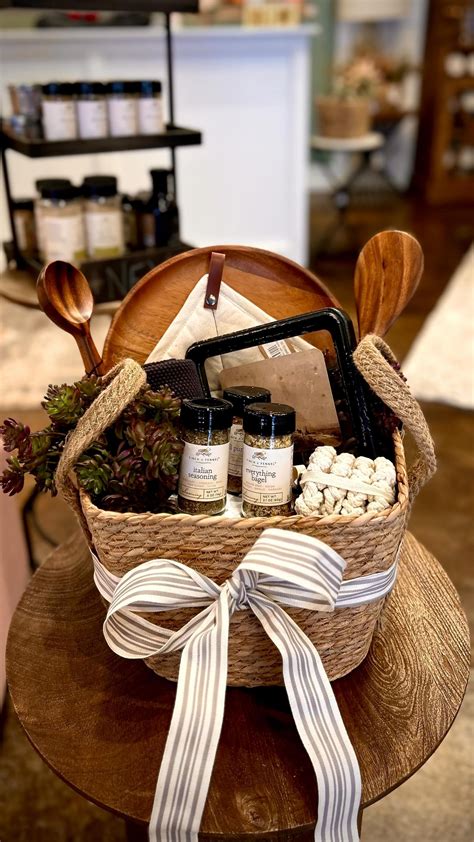 35+ Christmas Gift Basket Ideas for Friends and Family | Creative gift ...