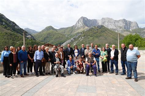 Saludos, visitas y foto de familia de Adrián Barbón en su recorrido por ...