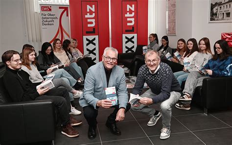 Neue Lernbroschüren: XXX-Lutz-Lehrlinge fit in Sachen Wirtschaft - Wels & Wels Land