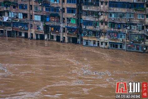 重庆公交坠江处水深约80米 大型浮吊到场准备起吊|万州|三桥|坠江_新浪新闻