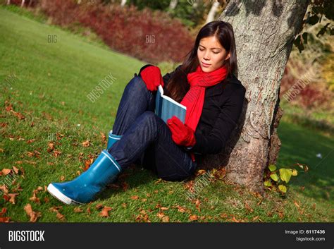 Reading Under a Tree 的图像结果