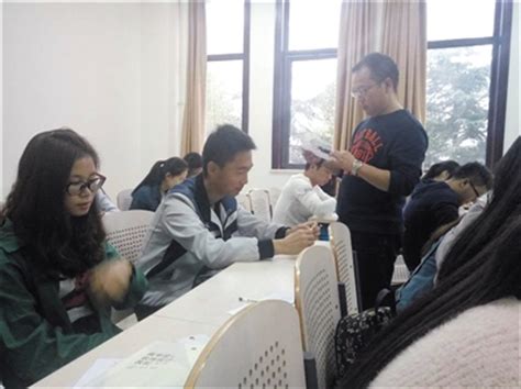 郑州一大学城，只有宿舍和餐厅，学生上课需要过天桥