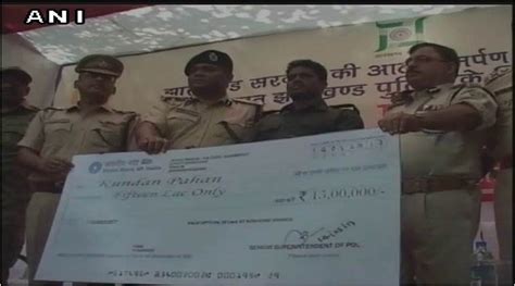 Maoist leader Kundan Pahan surrenders before police