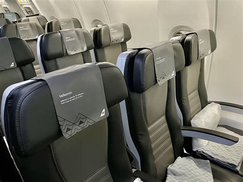Icelandair Economy Class Review: FI622 Newark Airport (EWR) to ...