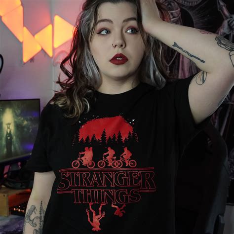 Stranger Things T-shirts Fanartikelen kopen | Elbenwald