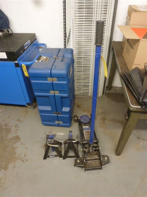 Kobalt 3 Ton Floor Jack w/(2) 3 Ton Jack Stands (Set)