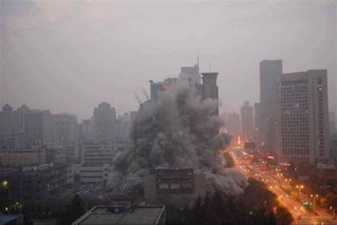 图文：中华全国总工会旧办公大楼爆破瞬间