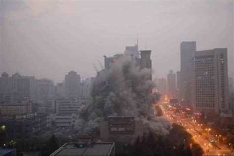 不同国家大楼爆破瞬间，中国15栋楼同时爆破，印度楼坚强爆破失败-旅游视频-搜狐视频