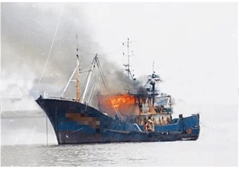 宜宾一艘渔政船只突发大火最新素材