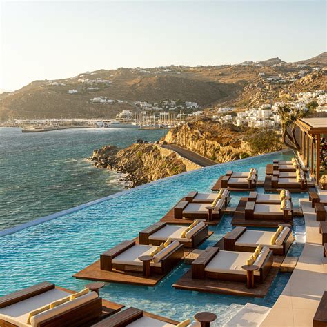 Le atmosfere estive riempiono questa casa sulle colline di Hollywood ...