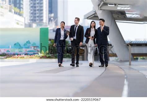 Business People Walking Past Each Other 的图像结果