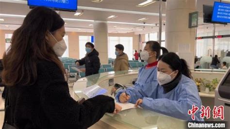 上海有序恢复出国（境）证件办理 办证窗口全量开放-中新社上海
