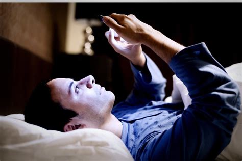 总喜欢睡前玩手机的人，长期以往就会有这四个“毛病”，一文了解-12健康
