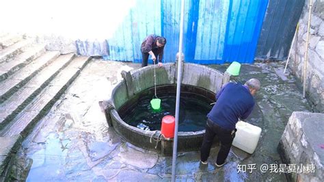 600多年的古井每天打水人络绎不绝，为防止有人投毒特意养着鱼_云南省