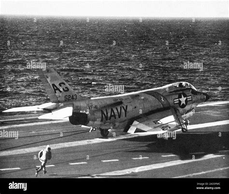 Uss independence cva 62 hi-res stock photography and images - Alamy