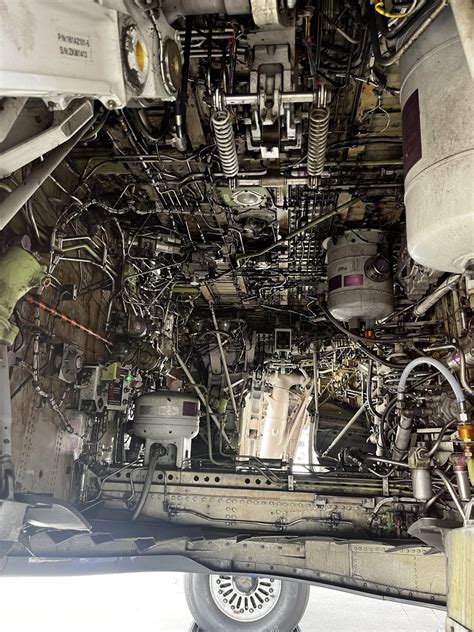 The inside of the wheel well for a B737 : r/interestingasfuck