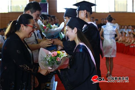 最好的礼物 最美的回忆 济宁医学院举办2018届毕业典礼--中国教育在线