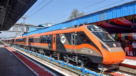 चंदौली में दो ज्योतिर्लिंगों को जोड़ने वाली वंदे भारत ट्रेन का किया गया ...