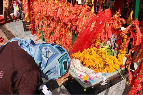 Navratri 2021 celebrations kick-off across the nation, masked devotees ...