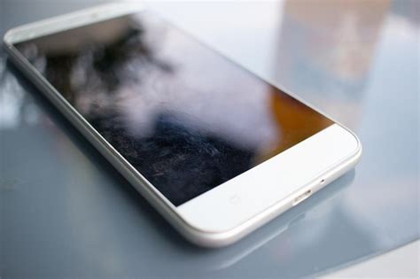Mobile Phone On Table 的图像结果