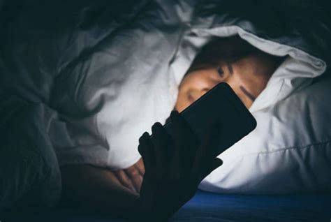 睡前玩手机对睡眠的影响有多大？_腾讯新闻