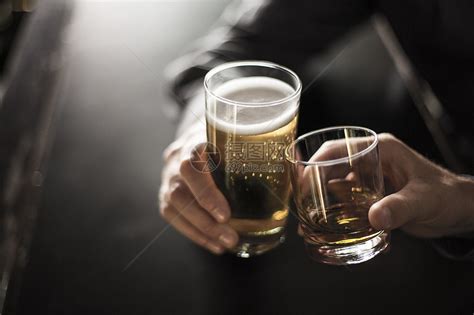 两个人在酒吧举杯的特写镜头高清图片下载-正版图片501442645-摄图网