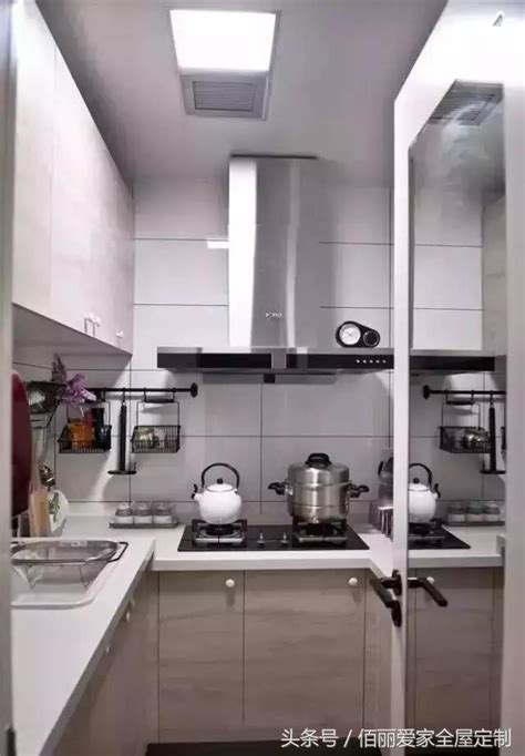 欧式简约厨房效果图 6平打造出高档的橱柜_维意定制家具商城