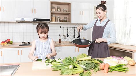 有花的可爱家庭主妇工作爱好植物女性微笑家务生长妻子园艺喜悦高清图片下载-正版图片321379703-摄图网