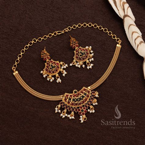 Matte Gold Plated Jewellery Set with Floral Pearl Motifs - Sasitrends