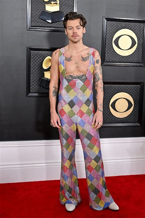 The evolution of Harry Styles' fashion statement over the years | t2ONLINE