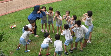 Children Learning Outside 的图像结果