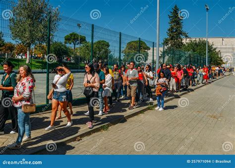 Brazilians Queue To Vote for the the Brazilian President at Lisbon`s ...