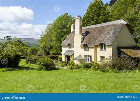 Cabaña Del Tejado Cubierto Con Paja En Un Pueblo Inglés Típico Foto de ...