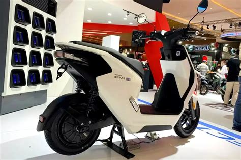 OLA छोड़ Honda की ये धांसू इलेक्ट्रिक स्कूटर बनी सबकी पहली पसंद, जानें ...