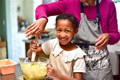 Child Cooking 的图像结果