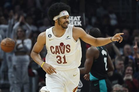 Cavaliers’ Jarrett Allen leaves game vs. Bucks with right hip injury ...