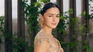 Alia Bhatt’s peach Manish Malhotra tissue sari frames an intricately ...