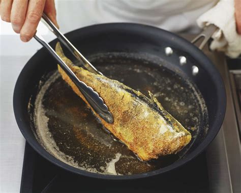 How To Fry Fish In A Pan With Oil - Recipes.net