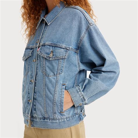 Levi Women's Retro 90s Trucker Denim Jacket in In Crowd Cool