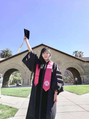 中国留学生张彦硕为自己所获得的博士学位感到骄傲和激动。(美国《世界日报》/张彦硕 供图)