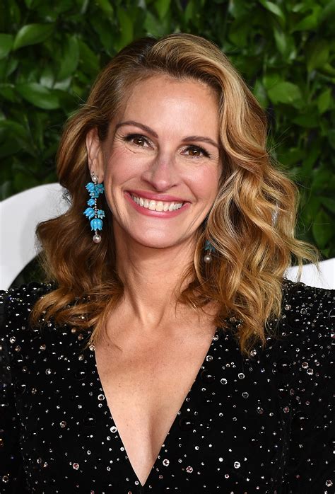 Julia Roberts reveals the one beauty trend she'd tell her younger self ...
