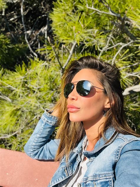 TW Pornstars - 2 pic. Vittoria Divine. Twitter. Envie de m’accorder un petit plaisir ce midi ...