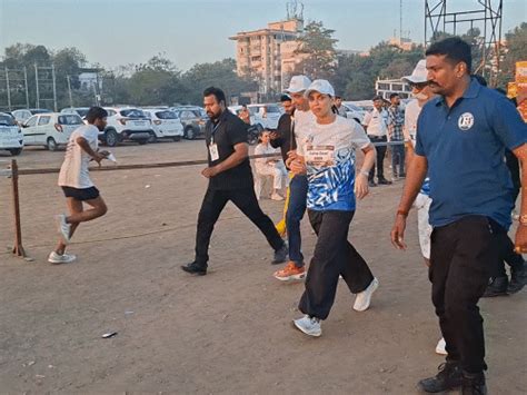 Bhavnagar Marathon: Isha Deol & Karishma Tanna Boost Runners | Rise To ...