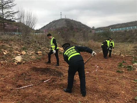 建活人墓？荒唐！村民侵占林地私建活人墓 河道对面属于南苑大泡子 - 法律法规网