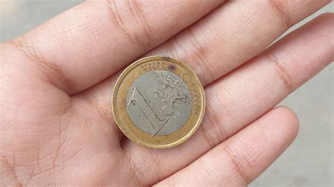Woman gets 1 Euro coin from rickshaw driver instead of Rs 5, netizens ...