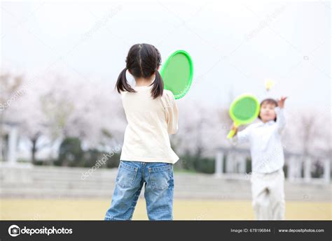 Kids Playing Badminton 的图像结果