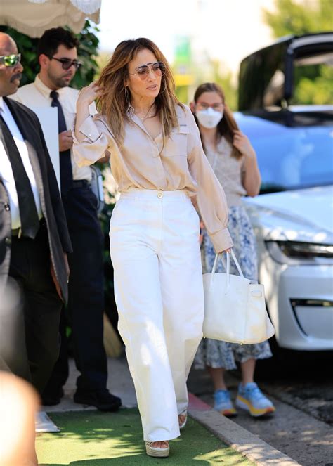 Smart Casual Dress Code Guide for Women, According to Stars | Vogue